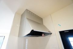 お手入れが簡単なスリム型レンジフードです。調理により発生する油煙や臭いを吸い込み、屋外へ排気してくれます。