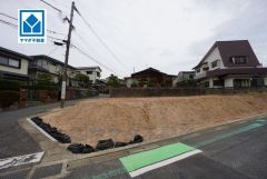 現地（2026年3月30日）撮影。角地。舞松原小学校徒歩9分、多々良中学校徒歩10分と通学しやすい環境です。快適でゆとりのある生活空間で新生活を始めましょう^^