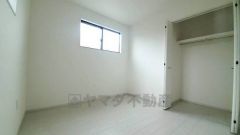 2面採光を確保した明るい室内は、風通しも良く、大変居心地の良い空間となっております。爽やかな風を感じて起きる朝は、快適生活の始まりに。