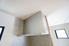 お手入れが簡単なスリム型レンジフードです。調理により発生する油煙や臭いを吸い込み、屋外へ排気してくれます。