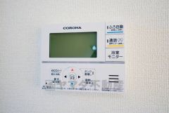 キッチン横からお湯張り、追い炊き、足し湯がボタン一つで楽々操作できる給湯機リモコンです。忙しい夕飯準備の時間帯に重宝しますね。