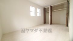 暖かい日差しが差し込む洋室。たっぷり収納できるクローゼット付きでお部屋の中をすっきりと快適に保てます。