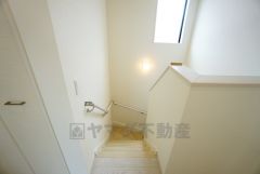 同仕様お子様も高齢の方も安心して上り下りができる手摺がついた安心設計です。