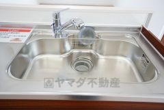 広々としたステンレスシンクには、洗剤やスポンジを収納出来るラック付き。広さも確保しているので、大きなお鍋も洗いやすいです。