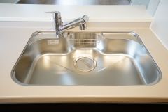 広々とした凸型シンクに洗剤ポケットを標準装備。大きなお鍋など洗いやすいです。