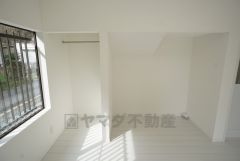 リビング横には広めの収納スペースがあり様々な物をすっきり＾＾テレビを置くスペースとしても活用できますね。