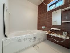1日の疲れを癒すくつろぎのバスルーム。足を伸ばしてもゆったりと入れるサイズです。お子様と一緒にお風呂に入っても狭くないですね^^