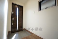 同仕様写真。採光も考えられた明るい玄関です。たっぷり収納できるシューズボックス付き。