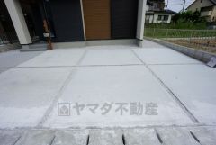 駐車スペースはゆとりある2台分を確保。マイカー用に、お客さま用に、余裕を持ってご利用いただけます。