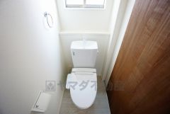 温水洗浄機付トイレです。節水機能もあるので、安心して使えますね。もちろん、1階2階の2ヶ所にトイレがあるので、忙しい朝にもゆとりができますね。