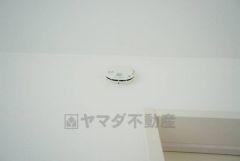 火災による煙や熱を感知して、警報音やブザー等で火災の発生を知らせてくれる火災警報器。