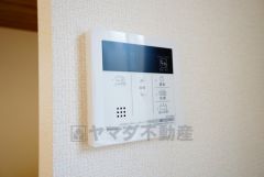 キッチン横からお湯張り、追い炊き、足し湯がボタン一つで楽々操作できる給湯機リモコンです。忙しい夕飯準備の時間帯に重宝しますね。