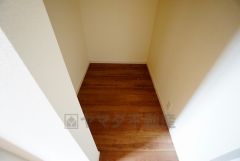 同仕様写真。2階の廊下にも収納を確保。各居室に入りきれなかった荷物や、2階で使用する日用品のストック置き場に便利です。