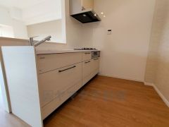 対面式カウンターキッチンからはお子様の様子が見守れます。ダイニングへの配膳や調理の時便利なカウンター付き。