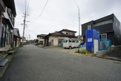 現地（2023.年9月6日）撮影。前面道路幅員5．6メートルで車が停めやすい環境。日当たり、風通し良好です。