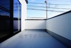 陽当たりの良いバルコニーです。お洗濯やお布団干しはもちろん、日光浴スペースにも。足元は防水工事施工済です。