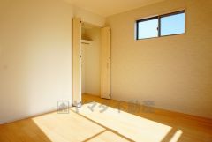 同仕様写真。暖かい日差しが差し込む洋室。たっぷり収納できるクローゼット付きでお部屋の中をすっきりと快適に保てます。