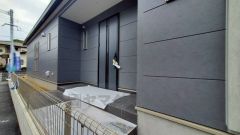 質感、使いやすさ、安全性、断熱性能を併せ持った玄関ドアです。また、ピッキング対策に優れる2ロック機構と防犯性に優れる電気錠も標準装備しています。