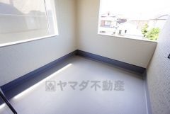幅広のインナーバルコニーは急な雨から洗濯物を守りやすく、眩しすぎる日差しも和らげます。
