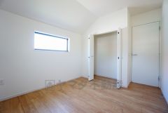 暖かい日差しが差し込む洋室。たっぷり収納できるクローゼット付きでお部屋の中をすっきりと快適に保てます。