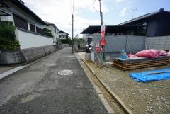 現地（2025年8月5日）撮影。大型車の通行が少なく、騒音や振動が少ないので静かで快適な生活を送れます。