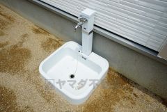 同仕様写真。あると便利な外水栓。庭や駐車場まわりの掃除、洗車、アウトドア用品の洗浄が家の中を汚さずに行え、日常の手間を大幅に減らせる便利な設備です。