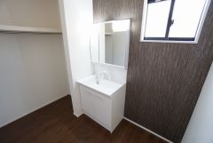 同仕様写真。三面鏡裏収納付き洗面化粧台です＾＾ 歯磨きセットやスキンケア用品などの収納に便利ですね。 生活感も隠すことができ、来客時にも安心です。