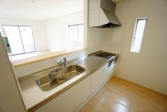 対面式カウンターキッチンからはお子様の様子が見守れます。ダイニングへの配膳や調理の時便利なカウンター付き。