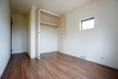 同仕様写真。暖かい日差しが差し込む洋室。たっぷり収納できるクローゼット付きでお部屋の中をすっきりと快適に保てます。