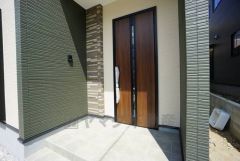 家の顔となる玄関扉がかっこいいと、たくさんの人を招き入れたくなりますね＾＾奥まって設置されており、雨にも濡れにくくなっています。