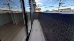 陽当たりの良いバルコニーです。お洗濯やお布団干しはもちろん、日光浴スペースにも。足元は防水工事施工済です。