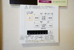 浴室暖房乾燥機付き。天候に左右されず、いつでも好きなときに洗濯物を干せるので、仕事や家事で忙しい方に重宝します。