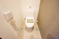 壁リモコンタイプのウォシュレット付き。すっきりした見た目で、トイレ奥の掃除もしやすいです。