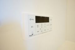 湯量・湯温の設定、そして保温までワンタッチのフルオートバス。便利な追い炊き機能付きです。