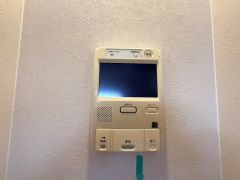 防犯はもちろん、セールスマン対策にもなるモニター付きインターホンです。 来訪者の顔が見えるので安心ですね＾＾