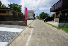 前面道路は約4.5ｍ。 閑静な住宅街で交通量が少なく小さなお子様がいても安心です＾＾コンビニまで徒歩11分。スーパーまで徒歩16分。