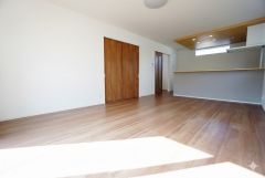 窓から光が差し込む明るいリビングダイニングです＾＾
