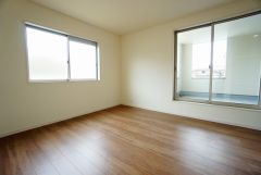 同仕様写真。主寝室としてお使いいただけそうなこちらのお部屋は、日当たりが良く、爽やかな風を感じて起きる朝は、快適生活の始まりに。
