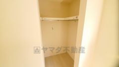 収納力豊富なウォークインクローゼット。洋服や小物などを1箇所にまとめて美しい収納を実現します。