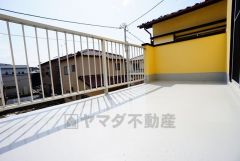 陽当たりの良いバルコニーです。お洗濯やお布団干しはもちろん、日光浴スペースにも。足元は防水工事施工済です。