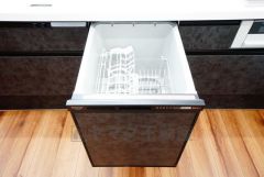 食事の後の手間を解消する食器洗い乾燥機付。冬場の洗い物で手荒れの悩みもなくなります。手洗いよりも節約できて便利。