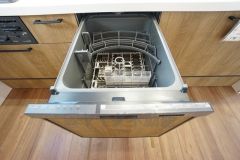 同仕様写真。食事の後の手間を解消する食器洗い乾燥機付。冬場の洗い物で手荒れの悩みもなくなります。手洗いよりも節約できて便利。