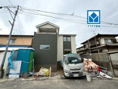パントリーやWIC、ファミリークローク付き＾＾スーパーやコンビニなども近く周辺環境充実。快適でゆとりのある生活空間で新生活を始めましょう^^