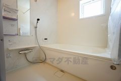 1日の疲れを癒すくつろぎのバスルーム。足を伸ばしてもゆったりと入れるサイズです。お子様と一緒にお風呂に入っても狭くないですね^^