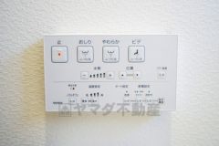 温水、暖房、ウォシュレット付の高機能トイレです。