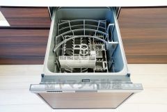 家事の時間が短縮できるフルオープンで開けやすい食器洗い乾燥機付。食事後に家族とのくつろぎタイムをしっかり取れます。