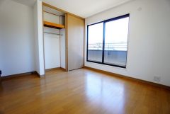 木目調のシンプルデザインで落ち着きと安らぎの空間に仕上げています。各部屋に収納が完備されているので、お荷物が増えても安心の設計です。