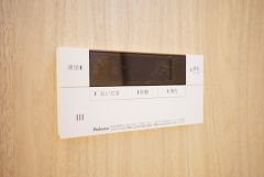 湯量・湯温の設定、そして保温までワンタッチのフルオートバス。便利な追い炊き機能付きです。