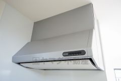 お手入れが簡単なスリム型レンジフードです。調理により発生する油煙や臭いを吸い込み、屋外へ排気してくれます。