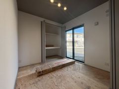 居心地も良い和室は、ワークスペースとしても有効。お仕事を頑張ってちょっと疲れたら、畳に寝転がることもできますね。